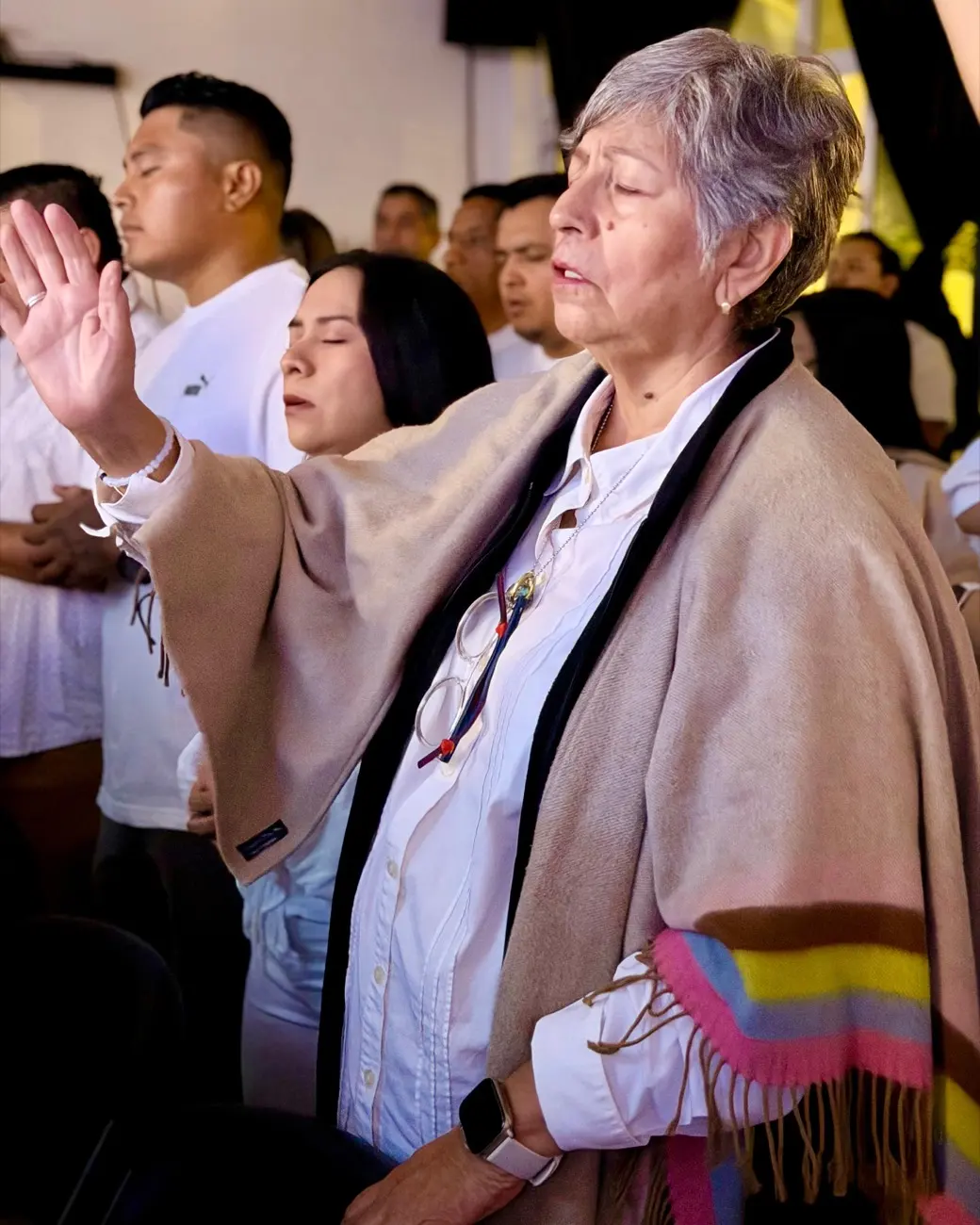 Adoración con manos alzadas en un culto de Comunidad Más Alto