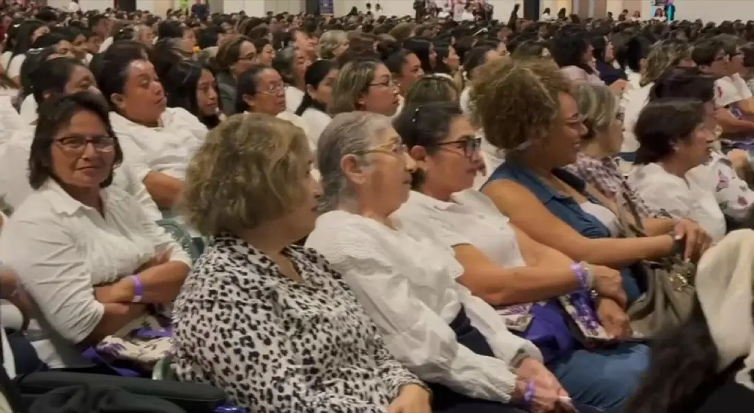 Encuentro de comunidad a sala llena